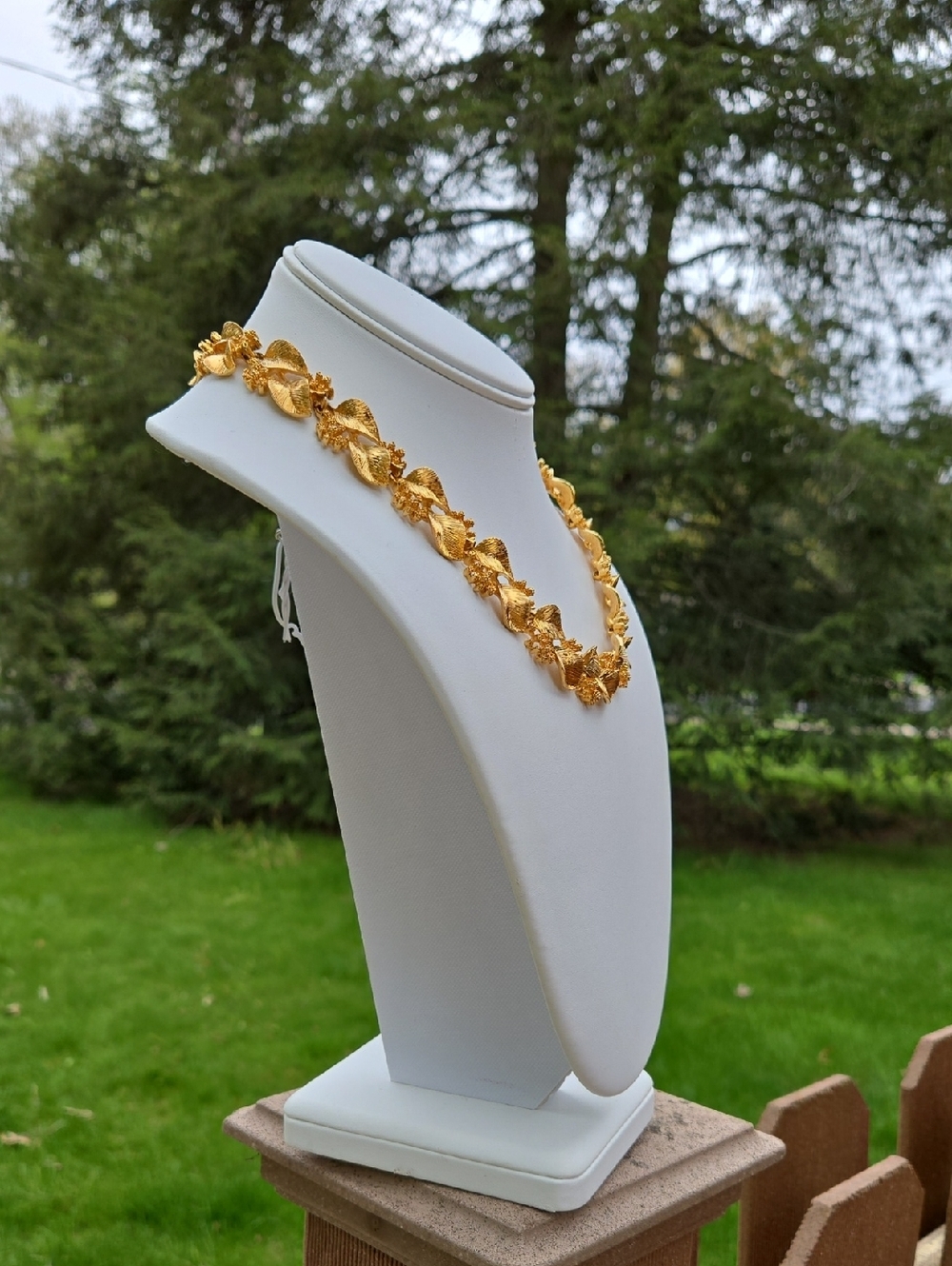 Napier Vintage Gold plated Elegant Gold Leaf Link Necklace - Picture 8 of 16